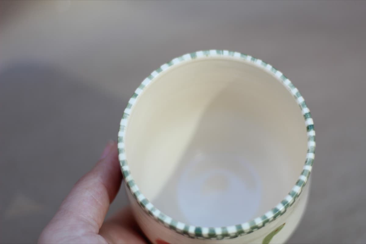 Checkered rim cup interior